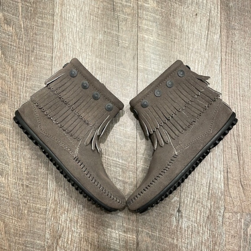 Minnetonka gray leather short fringe ankle booties with zipper size 5
